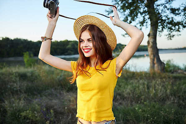 포토 JPG 해외이미지 주간 백인 라이프스타일 응시 여자 한명 미소 들기 상반신 성인 취미 야외 앞모습 손들기 카메라 사진촬영 사진사 성인여자한명만 해외포토 자연요소 서양인 1 시선 뷰포인트 모션 표정 사람 생활 전자제품 촬영 작가 여자한명만 성인여자만 파일형식 이미지허브