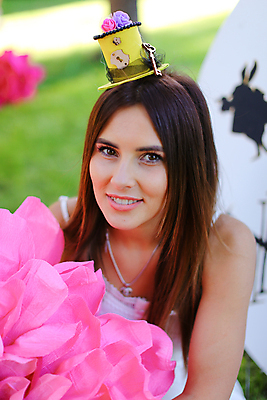 포토 JPG 해외이미지 백인 모델 모자 드레스 옷 여자 꽃 얼굴 분홍색 포즈 한명 미소 사람 야외 초록색 장난감 뷰티 유행 걷기 흰색 우아함 닫기 놀이터 입술 스타일 해외포토 서양인 식물 1 잡화 컬러 컨셉 모션 놀이 표정 신체부위 파일형식 이미지허브