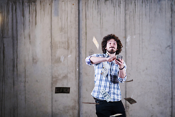 포토 JPG 해외이미지 남자 지폐 날리기 한명 들기 상반신 성인 앞모습 던지기 성인남자한명만 플렉스 해외포토 1 뷰포인트 돈 모션 사람 신조어 남자한명만 성인남자만 파일형식 이미지허브