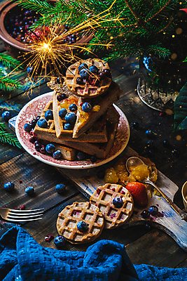 포토 JPG 해외이미지 접시 음식 백그라운드 딸기 아침 디저트 사탕 사람없음 갈색 과자 식사 빵집 신선 황금 달콤 맛 아침식사 설탕 굽기 벨기에 칼로리 와플 팬케이크 페스츄리 핸드메이드 맛있는 해외포토 주간 식기 빵 컬러 컨셉 과일 케이크 상점 구이 서유럽 파일형식 이미지허브