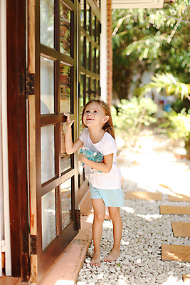 포토 JPG 해외이미지 식물 백인 여자 행복 유럽 어린이 맨발 놀이 휴식 따뜻함 한명 서기 사람 야외 목재 파란색 빛 금발 장난감 갈색 문 흰색 뜨거움 만족 이국적 해외포토 서양인 나무 1 헤어스타일 감정 나라 컬러 컨셉 재료 모션 발 파일형식 이미지허브