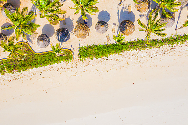 포토 JPG 해외이미지 나무 모래 바다 섬 여행 백그라운드 우산 건축양식 아프리카 자연 하늘 호텔 휴가 안테나 손바닥 해변 사람없음 건물 물 파란색 모래사장 컬러풀 야자수 일출 맑음 일몰 만 투명 정상 인도인 휴양지 양산 석호 이국적 파라다이스 해외포토 자연요소 외국인 식물 건축물 손 건축 나라 컬러 통신 숙소 날씨 동양인 노을 장소 생태계 파일형식 이미지허브