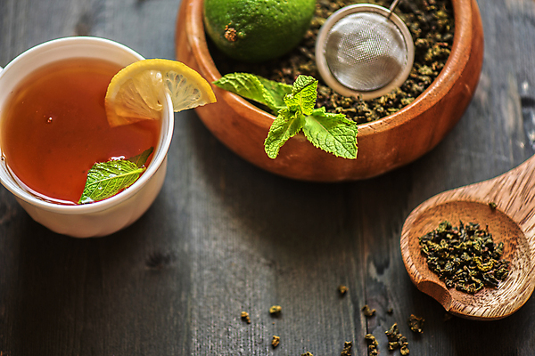 포토 JPG 해외이미지 잎 티타임 근접촬영 사람없음 찻잔 라임 나무숟가락 찻잎 레몬장식 차거름망 해외포토 식물 뷰포인트 과일 휴식 잔 장식 차_음료 숟가락 레몬 파일형식 이미지허브