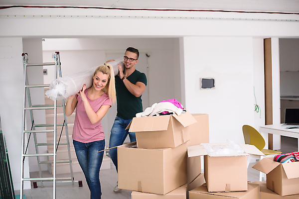 포토 JPG 해외이미지 여자 남자 행복 의자 사다리 들기 상반신 성인 두명 옆모습 상자 계단 카펫 준비 이삿짐 성인만 해외포토 감정 뷰포인트 가구 모션 사람 도구 이사 파일형식 이미지허브