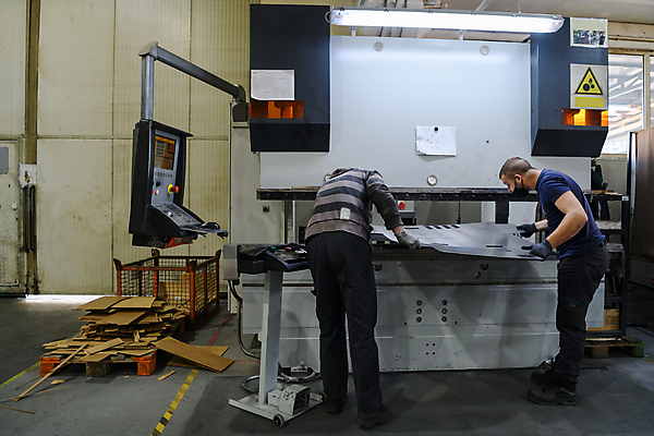 포토 JPG 해외이미지 남자 산업 공장 실내 성인 두명 옆모습 뒷모습 기계 장비 엔지니어 성인남자만 해외포토 뷰포인트 공업 사람 내부 기술자 남자만 성인만 파일형식 이미지허브