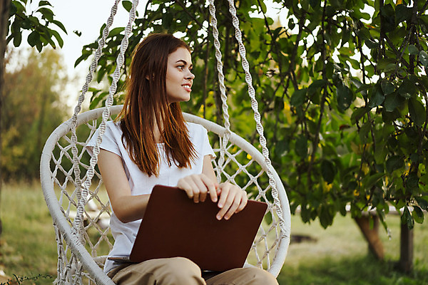 포토 JPG 해외이미지 주간 응시 여자 여유 휴가 휴식 한명 앉기 상반신 성인 야외 앞모습 노트북 잡기 해먹 흔들의자 성인여자한명만 해외포토 자연요소 1 시선 감정 뷰포인트 컨셉 의자 모션 사람 전자제품 침대 여자한명만 성인여자만 파일형식 이미지허브