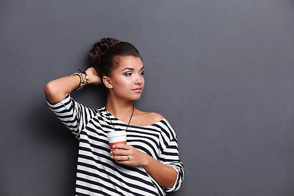 포토 JPG 해외이미지 백인 1 라이프스타일 응시 여자 행복 얼굴 커피 음료 음식 백그라운드 셔츠 휴식 건강 한명 서기 미소 웃음 사람 성인 컵 우유 에너지 머그컵 흰색 신선 잡기 뜨거움 우아함 차 아침식사 고립 유일 해외포토 서양인 식기 시선 감정 컬러 컨셉 상의 모션 유제품 표정 생활 신체부위 식사 파일형식 이미지허브