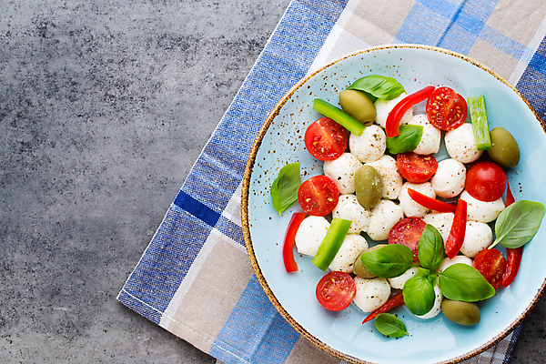포토 JPG 해외이미지 토마토 회색배경 치즈 실내 사람없음 하이앵글 식탁보 카프레제 해외포토 뷰포인트 백그라운드 채소 유제품 내부 샐러드 회색 파일형식 이미지허브