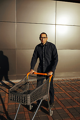 포토 JPG 해외이미지 라이프스타일 잡화 남자 행복 감정 음식 백그라운드 거리 한명 사람 성인 야외 선글라스 상점 검은색 카트 기쁨 축하 신선 밀기 구매 쇼핑몰 검색 대학교 소매 슈퍼마켓 혼자 스타일 해외포토 1 안경 컬러 컨셉 학교 모션 생활 쇼핑 파일형식 이미지허브