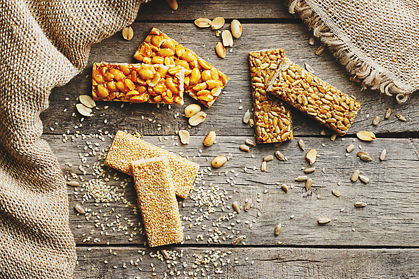 포토 JPG 해외이미지 실내 사람없음 하이앵글 땅콩 부스러기 에너지바 참깨 해바라기씨 나무배경 해외포토 음식 뷰포인트 백그라운드 씨앗 내부 견과류 깨 파일형식 이미지허브