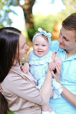 포토 JPG 해외이미지 백인 라이프스타일 긴머리 딸 행복 유럽 도로 어린이 반바지 가족 자연 하늘 엄마 휴식 함께함 따뜻함 미소 사람 성인 야외 세명 여름 부모 햇빛 맑음 봄 시골 아기 아빠 손톱관리 해외포토 서양인 헤어스타일 계절 감정 나라 길 컨셉 바지 관계 교통시설 날씨 표정 생활 태양 네일아트 생태계 파일형식 이미지허브