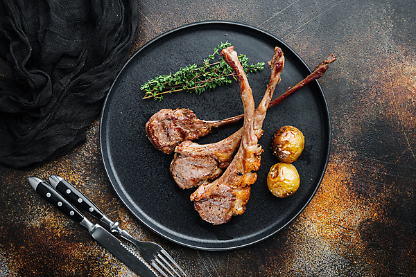 포토 JPG 해외이미지 실내 사람없음 하이앵글 양고기 양갈비 양고기구이 나무배경 알감자 해외포토 뷰포인트 백그라운드 육류 내부 구이 감자요리 파일형식 이미지허브