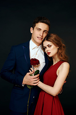 포토 JPG 해외이미지 백인 커플 여자 남자 포옹 미소 들기 상반신 성인 두명 장미 낭만 우아함 성인만 해외포토 서양인 꽃 컨셉 관계 안기 모션 표정 사람 파일형식 이미지허브