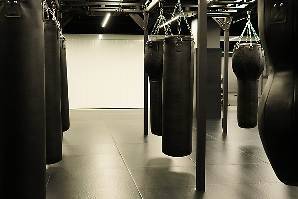 포토 JPG 해외이미지 라이프스타일 스포츠 백그라운드 가방 실내 건강 미술 취미 사람없음 빨간색 운동 어둠 힘 경쟁 주먹 권투 장비 에너지 반지 펀치 원형 목표 쇠사슬 가죽 클럽 체육관 싸움 충격 무거움 때리기 킥복싱 해외포토 도형 잡화 컬러 컨셉 장신구 모션 문화예술 내부 생활 격투기 무게 파일형식 이미지허브