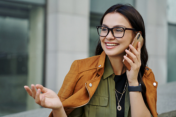 포토 JPG 해외이미지 주간 라이프스타일 여자 행복 안경 비즈니스 한명 미소 웃음 들기 손짓 상반신 성인 야외 앞모습 스마트폰 통화 성인여자한명만 해외포토 자연요소 1 잡화 감정 뷰포인트 모션 표정 사람 생활 핸드폰 스마트기기 여자한명만 성인여자만 파일형식 이미지허브