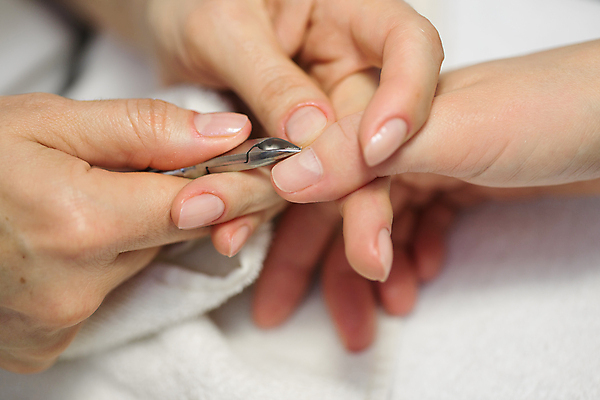 포토 JPG 해외이미지 직업 손 여자 2 손가락 건강 손바닥 사람 두명 치료 뷰티 상점 금속 스파 공구 잡기 못 닫기 위생 매끈함 손톱관리 손톱 미용사 자르기 청소 소중 피부 피부관리 부드러움 내추럴 돌봄 방법 위생관리 커터 해외포토 컨셉 의학 모션 재질 관리 신체부위 도구 감각 네일아트 파일형식 이미지허브