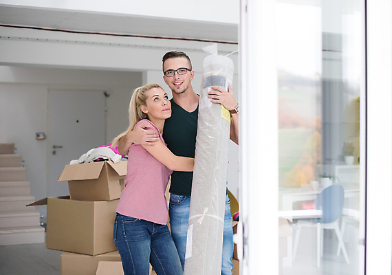 포토 JPG 해외이미지 여자 남자 행복 안기 들기 상반신 성인 두명 옆모습 상자 계단 카펫 준비 이삿짐 성인만 해외포토 감정 뷰포인트 모션 사람 이사 파일형식 이미지허브