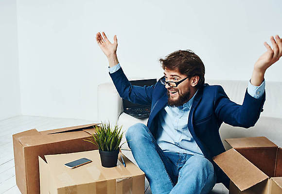 포토 JPG 해외이미지 백인 남자 실내 한명 앉기 상반신 성인 옆모습 상자 소파 손들기 만세 비즈니스맨 이사 이삿짐 짐싸기 성인남자한명만 안경낌 해외포토 서양인 1 안경 뷰포인트 의자 비즈니스 모션 사람 내부 직장인 남자한명만 성인남자만 파일형식 이미지허브