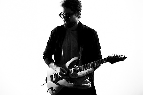 포토 JPG 해외이미지 남자 연주 흑백 한명 상반신 성인 앞모습 선글라스 기타 매기 기타리스트 로큰롤 락스타 성인남자한명만 해외포토 1 안경 음악 뷰포인트 모션 현악기 촬영기법 사람 연주자 남자한명만 성인남자만 파일형식 이미지허브