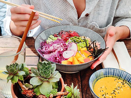 포토 JPG 해외이미지 여자 젓가락 건강 한명 들기 상반신 성인 앞모습 식사 샐러드 먹기 건강식 성인여자한명만 포케 해외포토 1 음식 뷰포인트 모션 수저 사람 여자한명만 성인여자만 파일형식 이미지허브