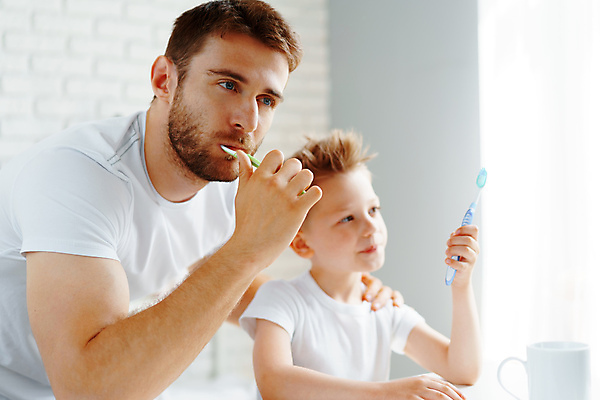 포토 JPG 해외이미지 백인 응시 남자 행복 아들 어린이 함께함 들기 소년 상반신 성인 두명 일상 옆모습 욕실 양치 아빠 칫솔 돌봄 위생관리 남자만 어깨에손 해외포토 서양인 시선 감정 뷰포인트 컨셉 가족 모션 관리 사람 라이프 위생용품 청결 파일형식 이미지허브