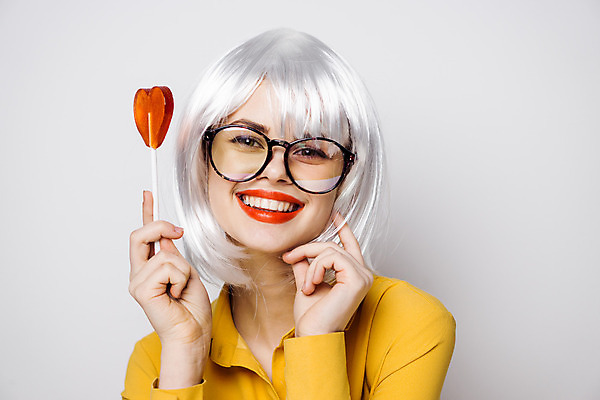 포토 JPG 해외이미지 여자 막대사탕 한명 미소 들기 상반신 성인 앞모습 하트 은색 가발 성인여자한명만 안경낌 힙스터 해외포토 모양 1 패션 안경 뷰포인트 컬러 모션 표정 사탕 사람 여자한명만 성인여자만 파일형식 이미지허브