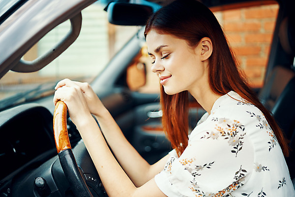 포토 JPG 해외이미지 모델 라이프스타일 손 응시 여자 행복 안경 도로 얼굴 여행 비즈니스 창문 자동차 바람 실내 한명 미소 사람 앉기 내부 여름 선글라스 햇빛 태양 유행 거울 운전 흰색 바퀴 화려 운전사 고급 오픈카 승객 자동 스타일 해외포토 자연요소 직업 1 시선 잡화 계절 감정 길 육상교통 컬러 컨셉 교통시설 모션 승용차 날씨 표정 생활 신체부위 파일형식 이미지허브