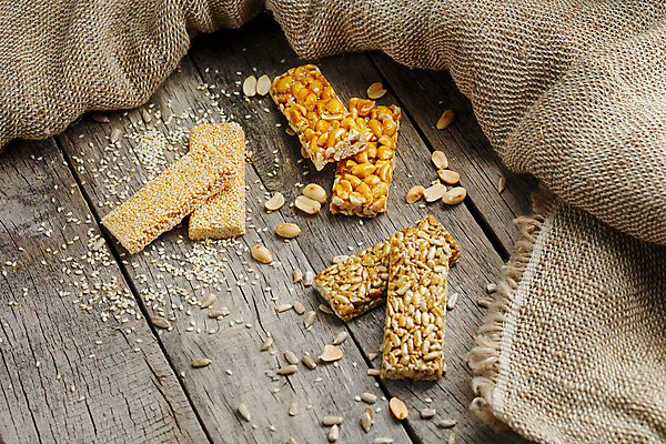 포토 JPG 해외이미지 실내 사람없음 삼베 땅콩 부스러기 에너지바 참깨 해바라기씨 나무배경 해외포토 음식 백그라운드 씨앗 내부 견과류 깨 파일형식 천_직물 이미지허브