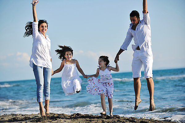 포토 JPG 해외이미지 주간 전신 백인 라이프스타일 응시 남자 딸 행복 어린이 바다 여행 가족 하늘 엄마 휴가 함께함 사랑 웃음 사람 여러명 성인 해변 야외 앞모습 손들기 손잡기 기쁨 아빠 해외포토 자연요소 서양인 시선 감정 뷰포인트 다수 컨셉 관계 모션 표정 생활 파일형식 이미지허브
