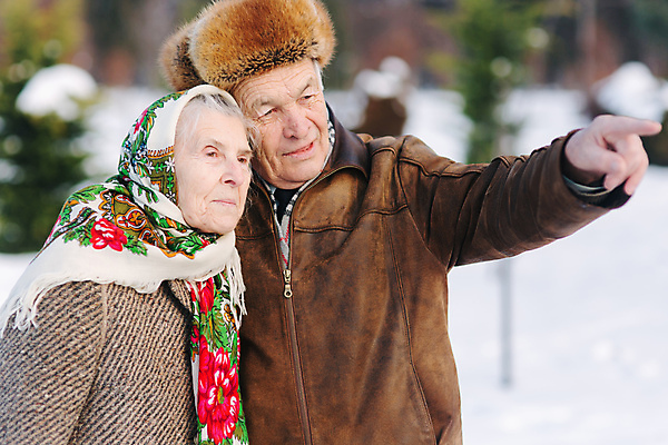 포토 JPG 해외이미지 주간 커플 응시 여자 노년 남자 겨울 상반신 야외 두명 옆모습 아웃포커스 노부부 가리킴 겨울옷 노인만 해외포토 자연요소 부부 시선 옷 계절 뷰포인트 관계 촬영기법 사람 손짓 성인 성인만 파일형식 이미지허브