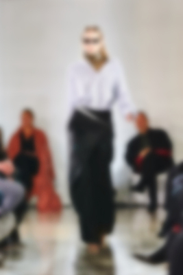 포토 JPG 해외이미지 모델 디자인 응시 드레스 옷 산업 포즈 백그라운드 경사 이벤트 성인 사람없음 가로 빛 뷰티 유행 카메라 검은색 이탈리아 산책 공연 무대 흰색 일주일 화려 우아함 군중 디자이너 수집 쇼 활주로 스포트라이트 밀라노 블러 지휘대 스타일 해외포토 직업 시선 유럽 길 컬러 컨셉 휴식 사람 전자제품 파일형식 이미지허브