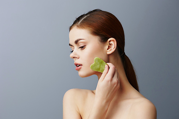 포토 JPG 해외이미지 여자 얼굴 실내 한명 들기 상반신 성인 옆모습 뷰티 스파 마사지 미용용품 피부관리 성인여자한명만 괄사 해외포토 1 뷰포인트 모션 사람 내부 신체부위 오브젝트 여자한명만 성인여자만 파일형식 이미지허브