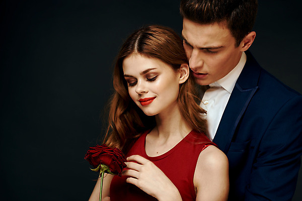 포토 JPG 해외이미지 백인 커플 여자 남자 포옹 들기 상반신 성인 두명 장미 낭만 우아함 성인만 해외포토 서양인 꽃 컨셉 관계 안기 모션 사람 파일형식 이미지허브