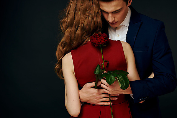 포토 JPG 해외이미지 백인 커플 여자 남자 포옹 들기 상반신 성인 두명 장미 낭만 우아함 성인만 해외포토 서양인 꽃 컨셉 관계 안기 모션 사람 파일형식 이미지허브