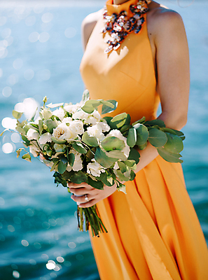 포토 JPG 해외이미지 서양인 여자 신부 부케 웨딩드레스 자연 결혼식 한명 들기 상반신 성인 해변 야외 앞모습 주황색 성인여자한명만 웨딩촬영 해외포토 외국인 1 드레스 바다 뷰포인트 컬러 꽃다발 결혼 모션 사람 생태계 기념사진 여자한명만 성인여자만 파일형식 이미지허브