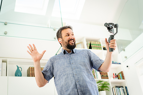 포토 JPG 해외이미지 백인 라이프스타일 남자 유럽 40대 통신 청소년 주택 실내 대화 한명 사람 성인 스마트폰 카메라 촬영 흐름 인사 잡기 연결 보여주기 온라인 동영상 블로거 소셜 소셜미디어 진짜 카피스페이스 해외포토 서양인 1 나라 중년 컨셉 모션 말하기 내부 건물 생활 전자제품 핸드폰 스마트기기 공백 예절 파일형식 이미지허브