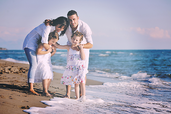 포토 JPG 해외이미지 주간 전신 백인 라이프스타일 남자 딸 행복 어린이 바다 여행 가족 안기 하늘 엄마 휴가 함께함 사랑 웃음 사람 성인 해변 야외 앞모습 옆모습 기쁨 아빠 어깨에손 해외포토 자연요소 서양인 감정 뷰포인트 컨셉 관계 모션 표정 생활 파일형식 이미지허브