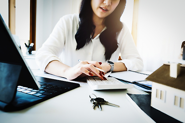 포토 JPG 해외이미지 여자 비즈니스 열쇠 한명 미소 동양인 상반신 성인 계산기 비즈니스우먼 문서 성인여자한명만 해외포토 1 문구용품 표정 사람 인종 장비 직장인 여자한명만 성인여자만 파일형식 이미지허브