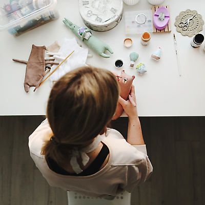 포토 JPG 해외이미지 동물 손 디자인 인형 곰 아이디어 직장 창조 선물 미술 취미 사람없음 장식 장난감 페인트 기쁨 도구 공구 잡기 붓 그리기 디자이너 묘사 만들기 예술가 부드러움 주인 수공예 방법 핸드메이드 해외포토 직업 감정 컨셉 회사 포유류 모션 문화예술 신체부위 감각 공예 파일형식 이미지허브