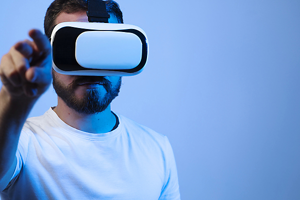 포토 JPG 해외이미지 남자 한명 상반신 성인 앞모습 손들기 가리킴 스마트 하이테크 착용 웨어러블 가상현실 성인남자한명만 오큘러스 VR기기 해외포토 1 뷰포인트 컨셉 모션 기술 사람 손짓 기계 남자한명만 성인남자만 파일형식 이미지허브