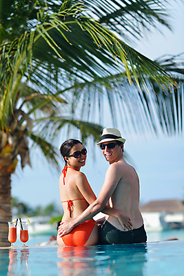 포토 JPG 해외이미지 커플 여자 남자 수영복 음료 허리손 휴식 잔 수영장 빨대 상반신 성인 두명 뒷모습 선글라스 수영 뒤돌아보기 성인만 해외포토 식기 옷 안경 뷰포인트 포즈 컨셉 관계 모션 사람 수상스포츠 파일형식 이미지허브