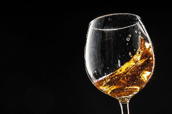 포토 JPG 해외이미지 와인잔 검은배경 실내 사람없음 화이트와인 해외포토 백그라운드 술잔 내부 와인 검은색 파일형식 이미지허브