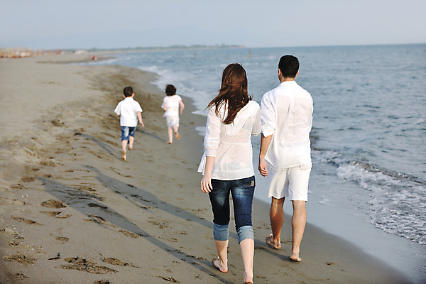 포토 JPG 해외이미지 주간 전신 라이프스타일 여자 남자 딸 행복 아들 어린이 모래 바다 여행 가족 하늘 엄마 휴가 사랑 사람 성인 해변 야외 뒷모습 달리기 여행객 기쁨 자녀 아빠 해외포토 자연요소 감정 뷰포인트 관계 모션 생활 파일형식 이미지허브