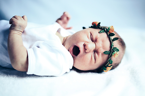 포토 JPG 해외이미지 실내 한명 상반신 옆모습 눕기 화관 아기 신생아 잠 찡그림 하품 해외포토 1 꽃 뷰포인트 모션 표정 사람 내부 생리현상 파일형식 이미지허브