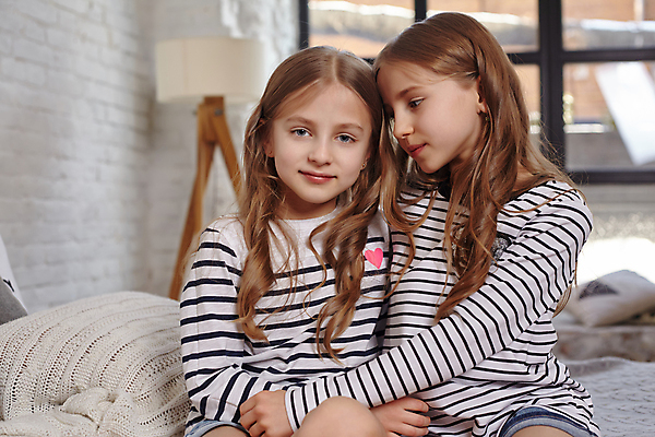 포토 JPG 해외이미지 백인 응시 여자 어린이 안기 포옹 함께함 실내 상반신 두명 앞모습 화목 자매 여동생 언니 소녀만 해외포토 서양인 시선 뷰포인트 컨셉 가족 모션 사람 내부 동생 여자만 어린이만 파일형식 이미지허브