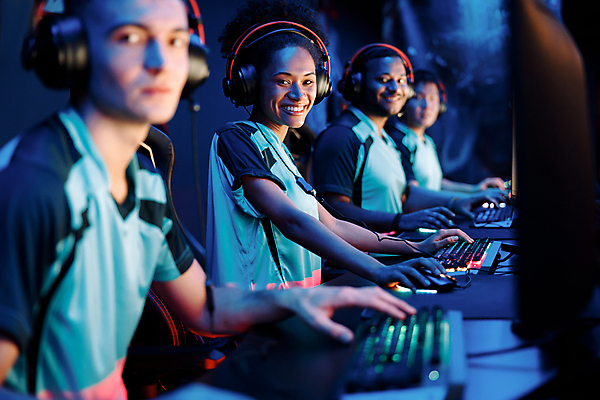 포토 JPG 해외이미지 여자 남자 여러명 상반신 성인 취미 옆모습 모니터 헤드셋 경쟁 게임 키보드 마우스 사이버 게이머 성인만 해외포토 뷰포인트 음향기기 다수 컨셉 놀이 사람 컴퓨터 컴퓨터용품 헤드폰 파일형식 이미지허브