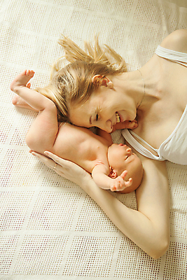 포토 JPG 해외이미지 전신 여자 행복 엄마 함께함 실내 웃음 상반신 성인 두명 옆모습 눕기 자녀 아기 신생아 해외포토 감정 뷰포인트 컨셉 가족 모션 표정 사람 내부 파일형식 이미지허브