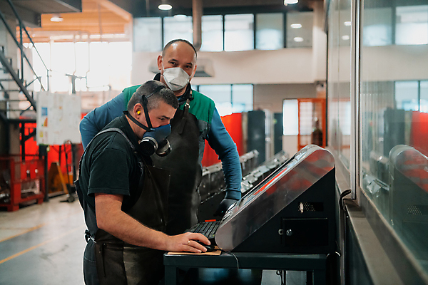 포토 JPG 해외이미지 직업 남자 산업 공장 실내 마스크 상반신 두명 앞모습 옆모습 기계 장비 기술자 엔지니어 성인남자만 해외포토 뷰포인트 공업 사람 내부 남자만 성인만 파일형식 이미지허브