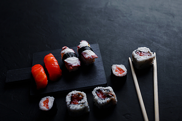 포토 JPG 해외이미지 전통 접시 아시아 음식 백그라운드 젓가락 밥 새우 건강 어류 요리 동양인 사람없음 빨간색 초록색 세트 식당 일본 검은색 식사 저녁식사 초밥 회 흰색 신선 해조류 맛 두루마리 고추냉이 참치 해산물 메뉴 날것 롤 연어 생강 아보카도 점심식사 고립 맛있는 해외포토 식기 나라 컬러 컨셉 채소 과일 수저 갑각류 인종 상점 수중동물 양념 해양식물 일본음식 파일형식 이미지허브