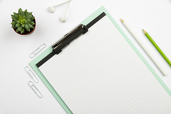 포토 JPG 해외이미지 이어폰 비즈니스 사람없음 연필 공백 책상 흰배경 메모꽂이 다육식물 서류판 카피스페이스 해외포토 식물 음향기기 가구 백그라운드 문구용품 학용품 필기구 사무용품 흰색 파일형식 이미지허브